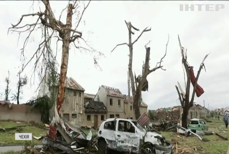 Чехією пронісся потужний торнадо: стихія зруйнувала декілька сіл