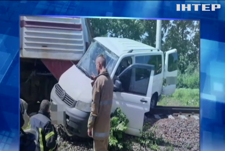 На Харківщині електричка врізалася в мікроавтобус