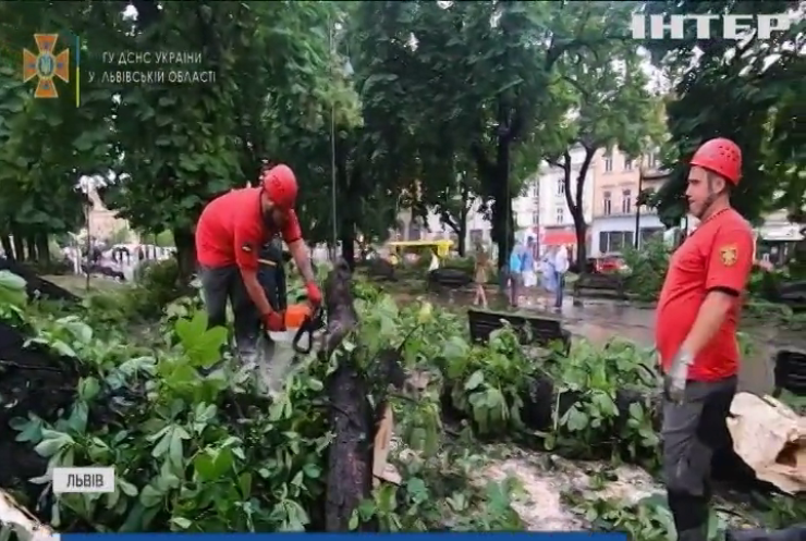 Сотні рятувальників не встигають долати наслідки негоди у Львові