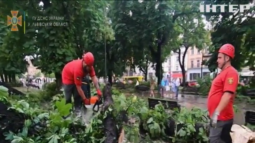 Сотні рятувальників не встигають долати наслідки негоди у Львові