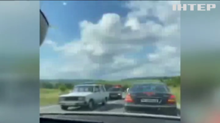 Двоє у лікарню, двоє загинули: на трасі перекинулась автівка