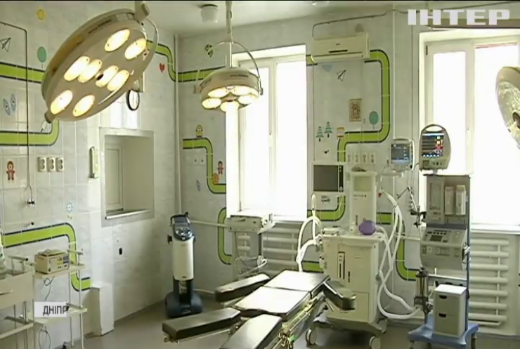 У Дніпрі українські та американські лікарі проведуть 35 унікальних операцій