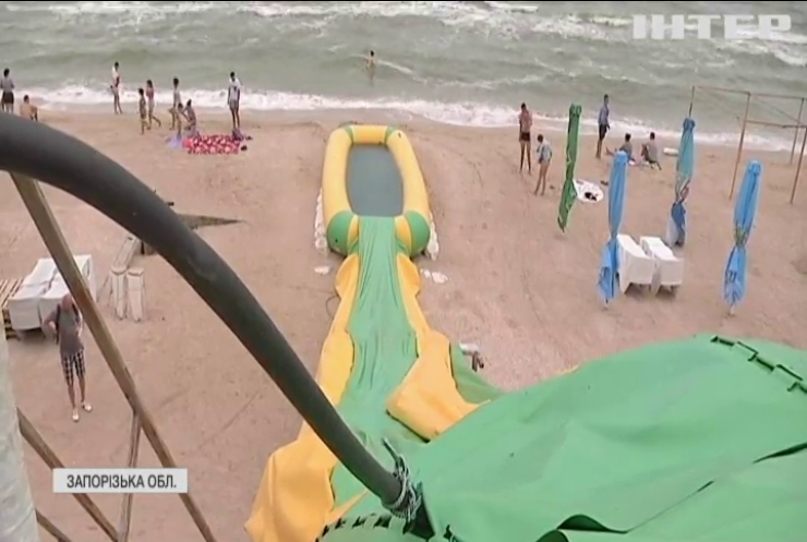 Небезпечні розваги: на пляжах Кирилівки закрили атракціони після смертельного інциденту на нелегальній гірці
