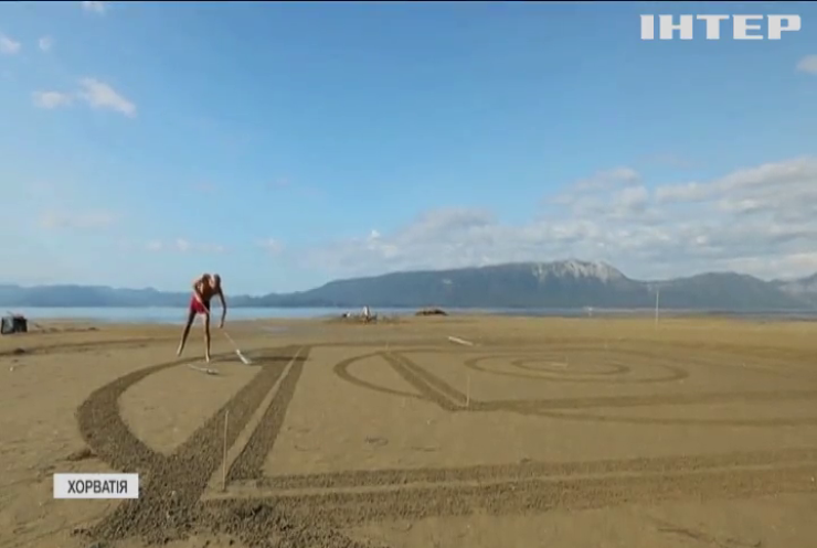 Художник з Хорватії створює картини граблями на піску