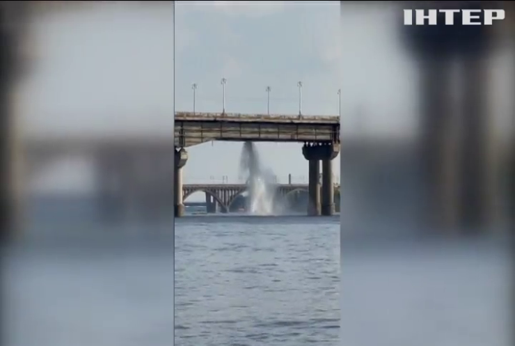 У Києві під мостом Патона прорвало трубопровід