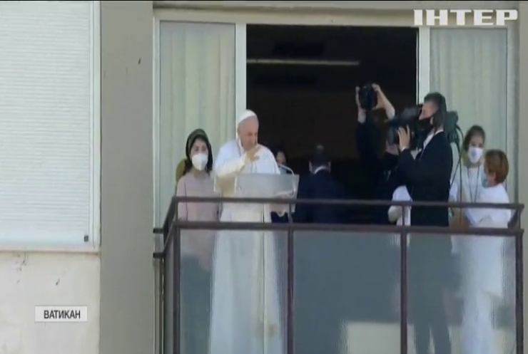Папа Римський Франциск вперше з'явився перед вірянами після операції