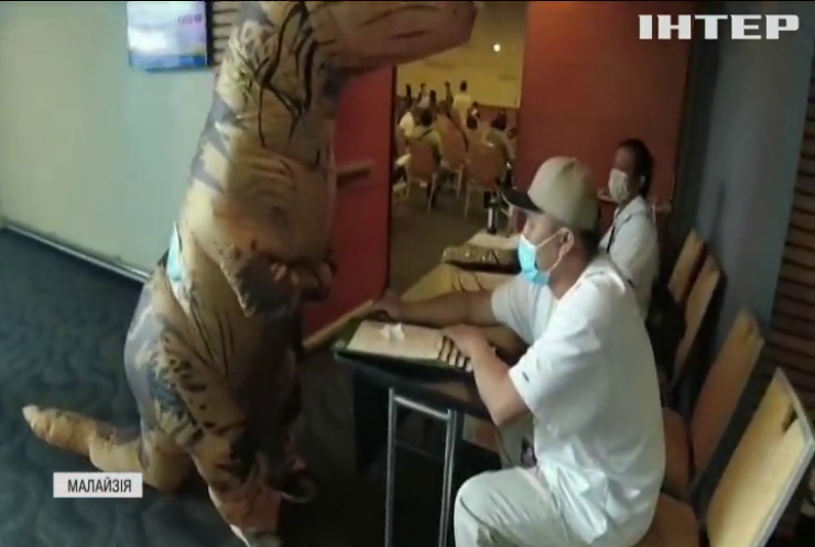 У Малайзії від коронавірусу вакцинували "динозавра" (відео)