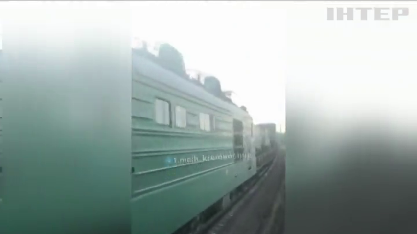 На Полтавщині фура з комбайном потрапила під потяг з військовою технікою