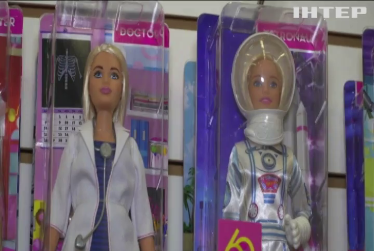 Розробників вакцин від коронавірусу відтворять у ляльках "Барбі"