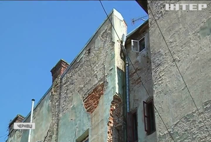 У Чернівцях мешканці зруйнованого негодою будинку відмовилися переселятися в гуртожиток