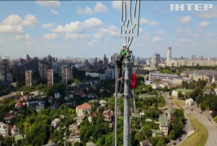 У Києві на величезному флагштоку встановили новий тризуб