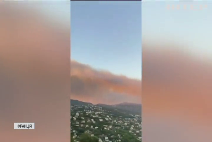 Масштабна пожежа випалює ліси на півдні Франції