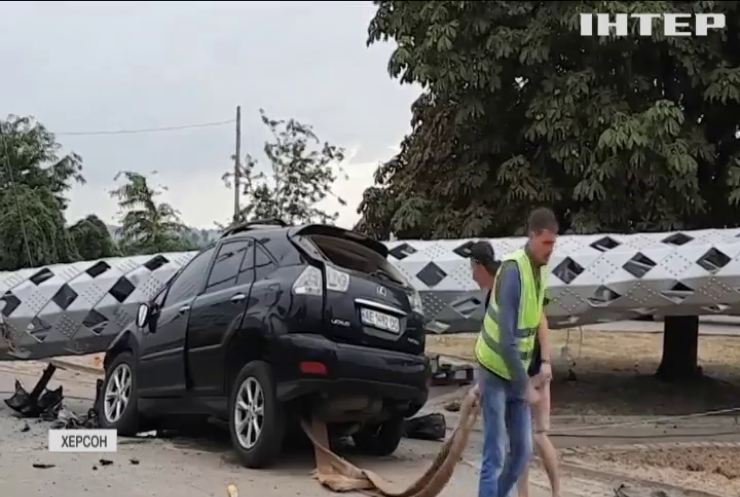 В Херсоні флагштоком розщавило автівку чиновника, що відповідав за його встановлення