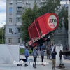 У центрі Києва водій вантажівки пошкодив щойно збудований фонтан 