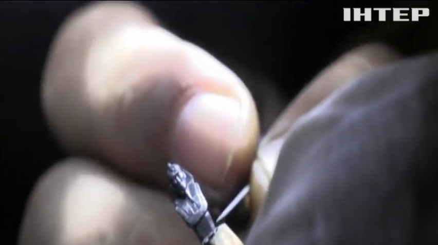 Скульптор з Єгипту створює мініатюри на кінчиках олівців