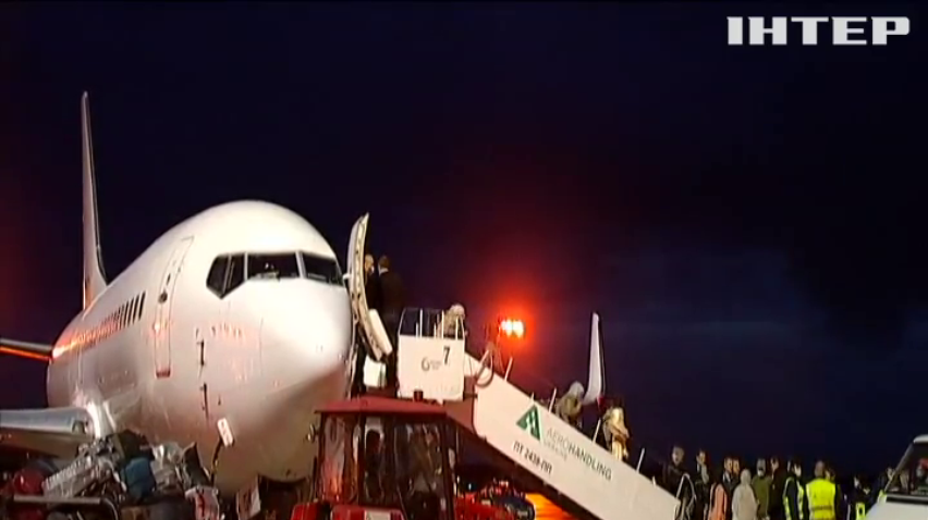 До Києва прибув літак з евакуйованими афганцями