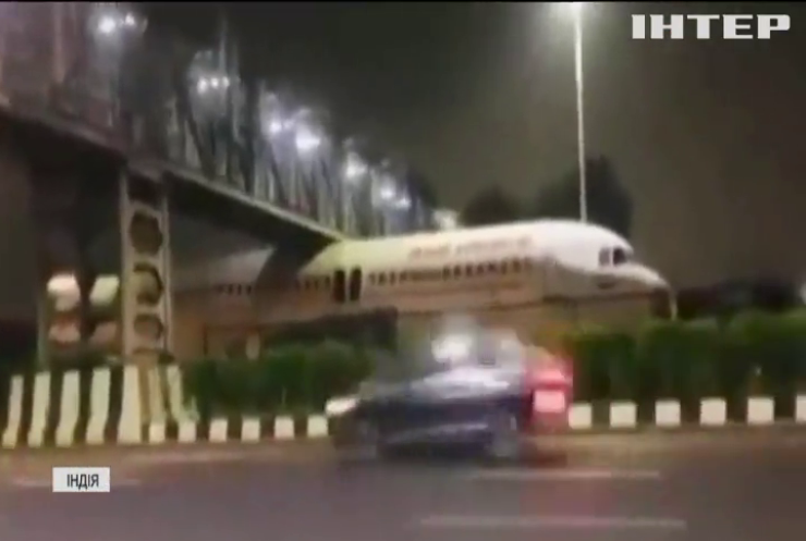 Літак застряг під мостом поблизу столичного аеропорту