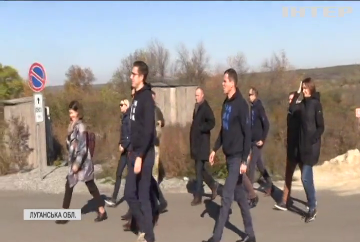Війна на Донбасі: Авдіївку відвідали урядовці з Євросоюзу