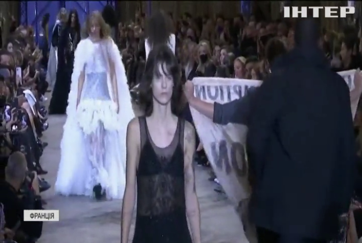 Активісти перервали модний показ Louis Vuitton у Парижі