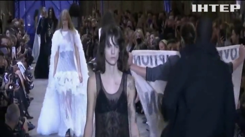 Показ Louis Vuitton у Парижі перервала еко-активістка