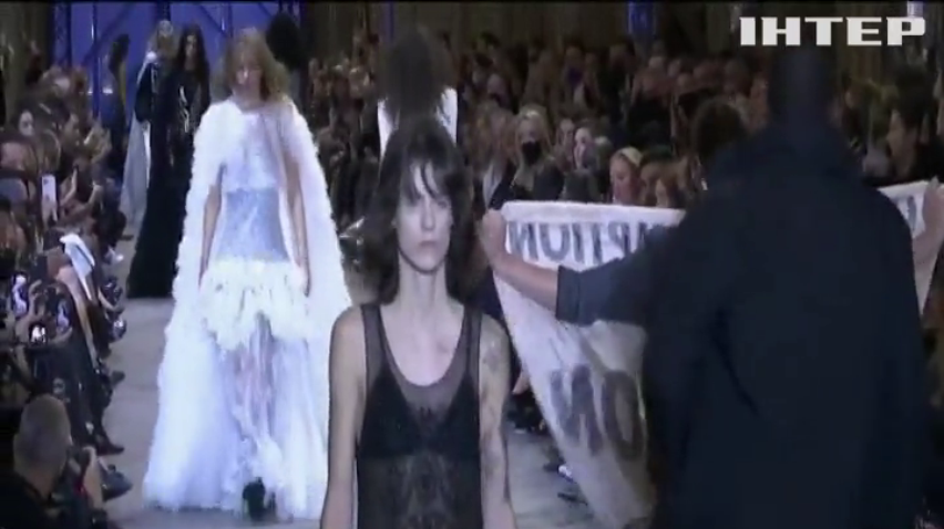 Активісти перервали модний показ Louis Vuitton у Парижі