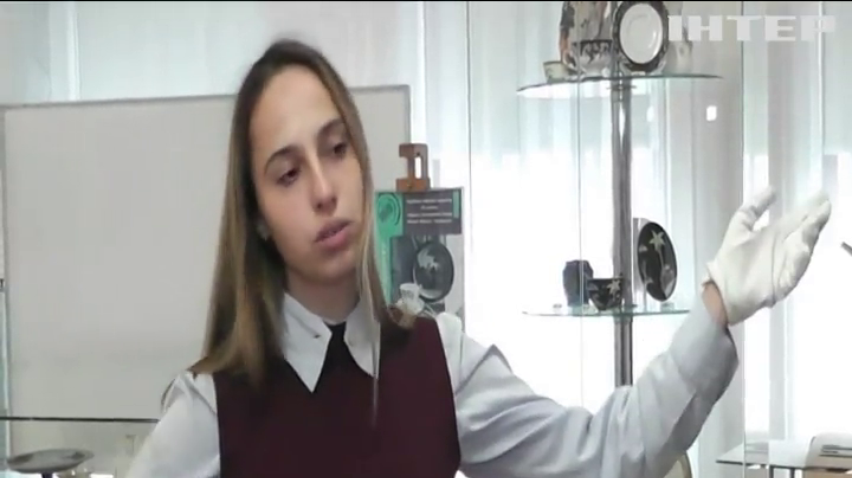 Викладачка з Канади подарувала музею Кропивницького унікальну порцеляну