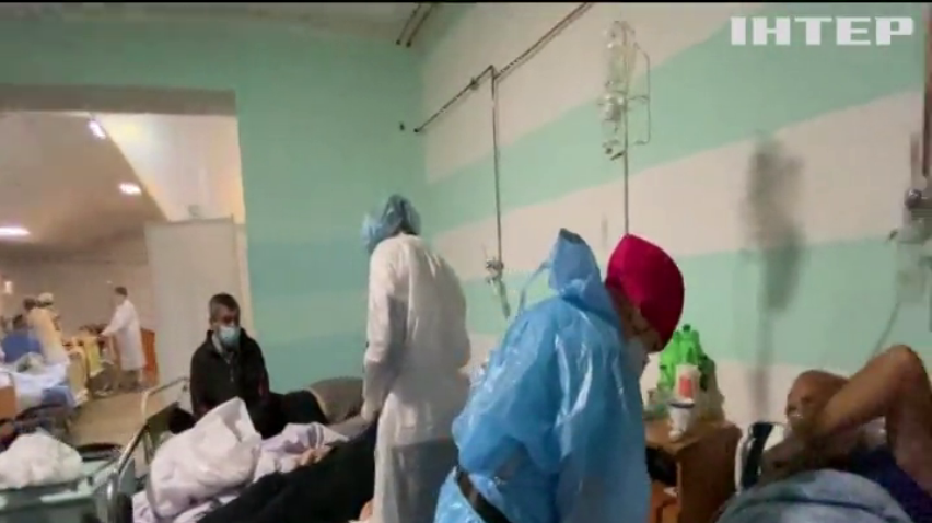 Ковідні відділення українських лікарень переповнені хворими