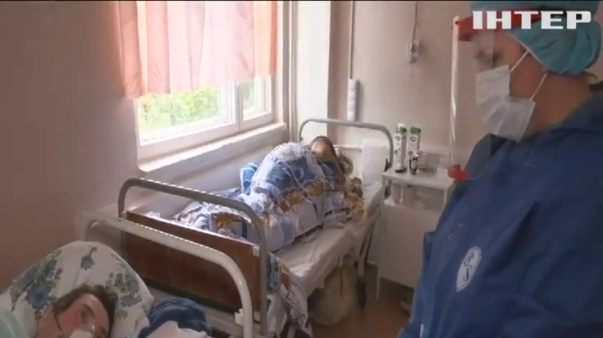 Коронавірус не збавляє обертів: частіше хворіють діти та молодь