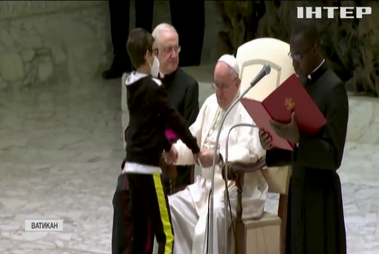 Десятирічний хлопчик випросив у Папи Римського шапочку