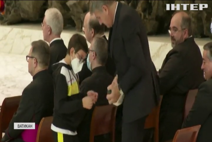 Папа Римський Франциск подарував головний убір хлопчику