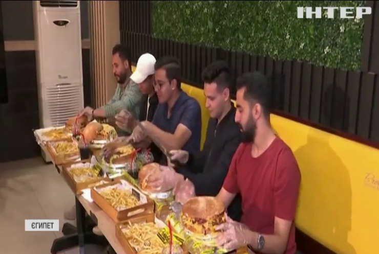У Єгипті провели конкурс на поїдання кілограмового бургера
