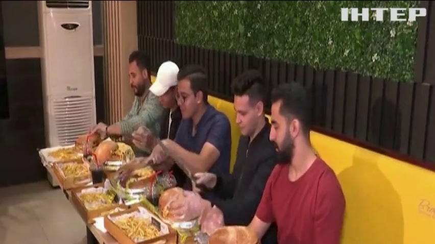 У Єгипті провели конкурс на поїдання кілограмового бургера