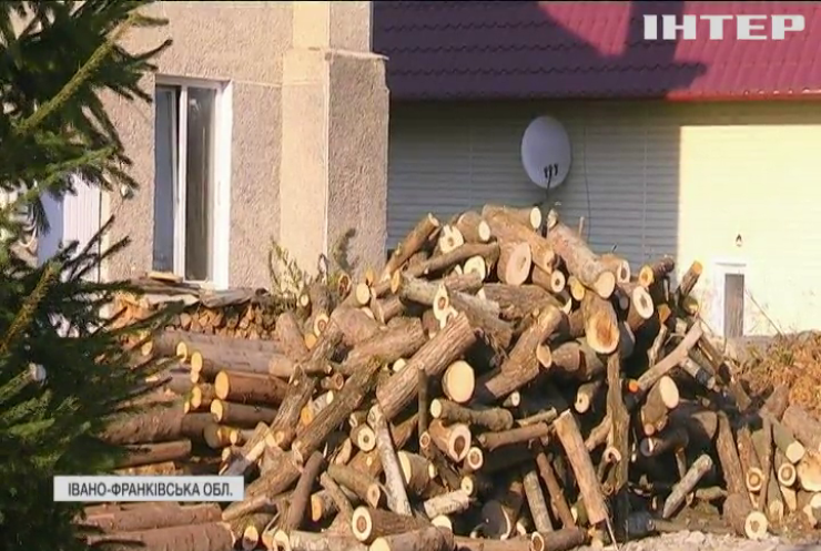 Влада не дозволяє жителям села Космач обігріватися дровами