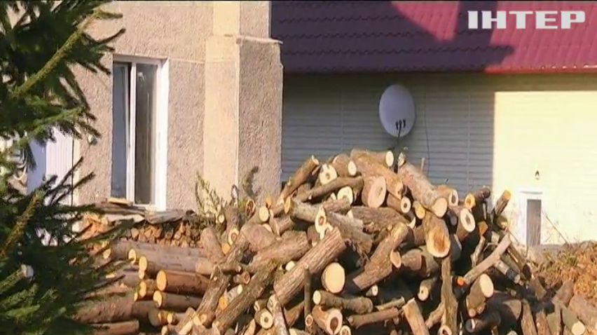 Влада не дозволяє жителям села Космач обігріватися дровами