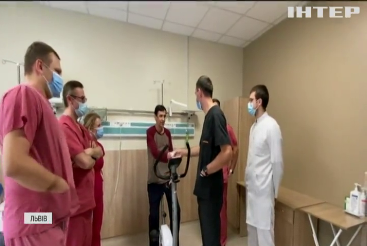 Чоловіка, якому вперше в Україні пересадили легені, виписали з лікарні