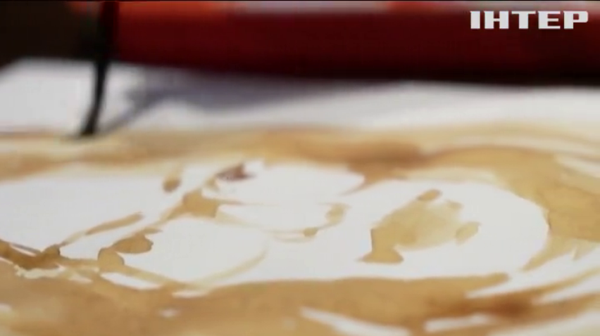 Митець з Албанії малює кавовими фарбами
