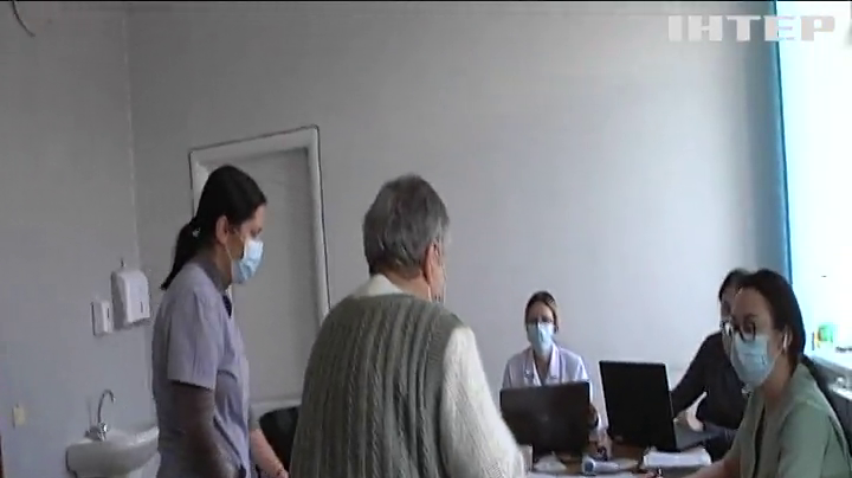 Сотні людей шикуються у пунктах вакцинації через обмеження "червоних" зон