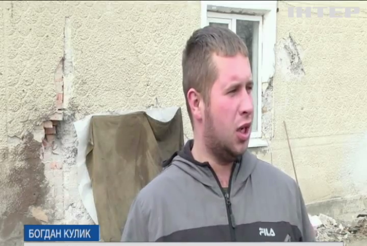 Іномарка злетіла з дороги та "в'їхала" в приватний будинок