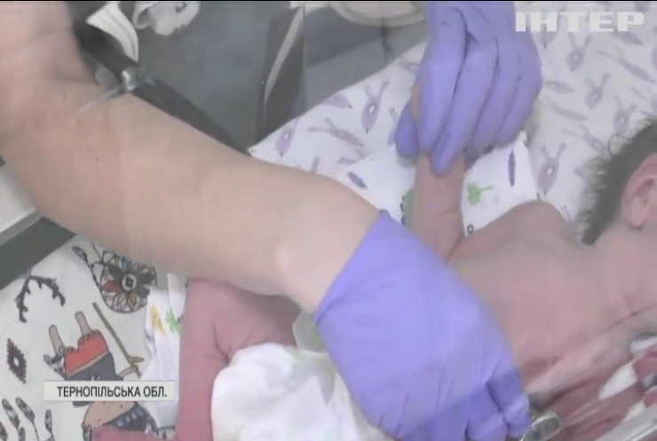 В Тернополі знайшли підкинуте немовля, мати залишила його в пакеті