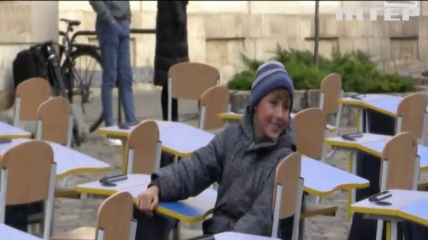 Львів'яни вийшли на мітинги проти дистанційки, вимагають відкрити школи
