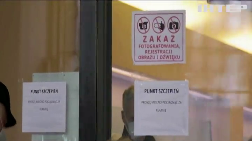 Трьох медсестер затримали за підроблення ковід-сертифікатів у Польщі