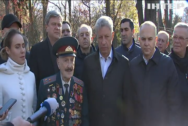 Політики разом із дітьми війни та ветеранами поклали квіти до пам'ятника генералу Ватутіну