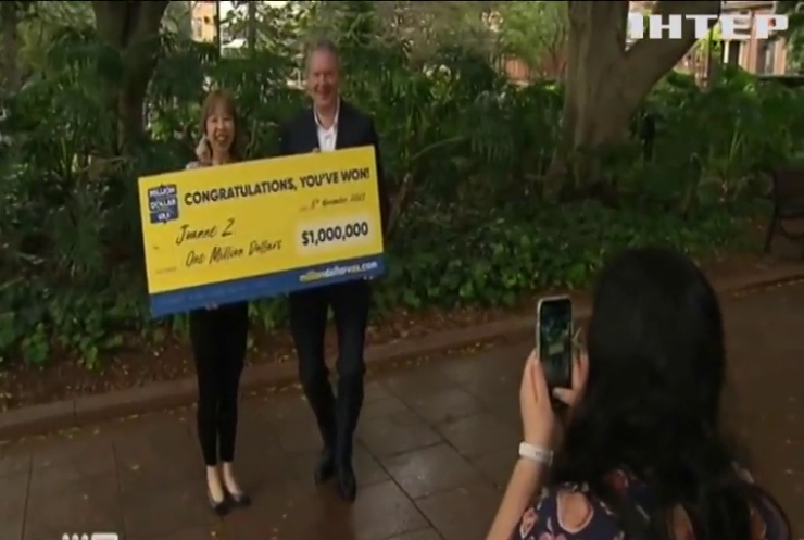Австралійка стала переможницею в лотереї для вакцинованих і виграла мільйон