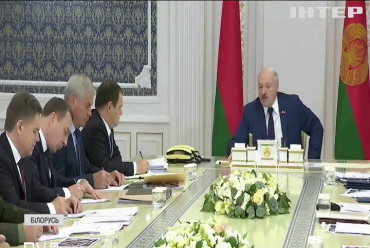 Лукашенко заявив, що Україна постачає зброю в табори мігрантів