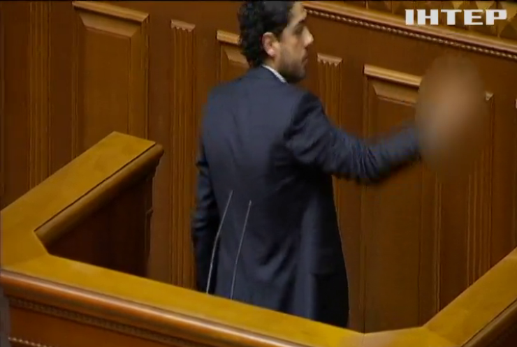 Гео Леросу вручили підозру за непристойний жест у парламенті
