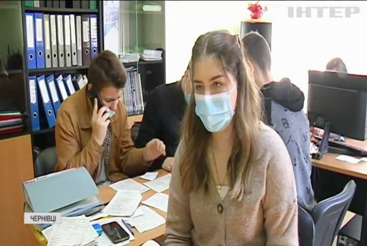 На Буковині студенти-медики кличуть людей на щеплення