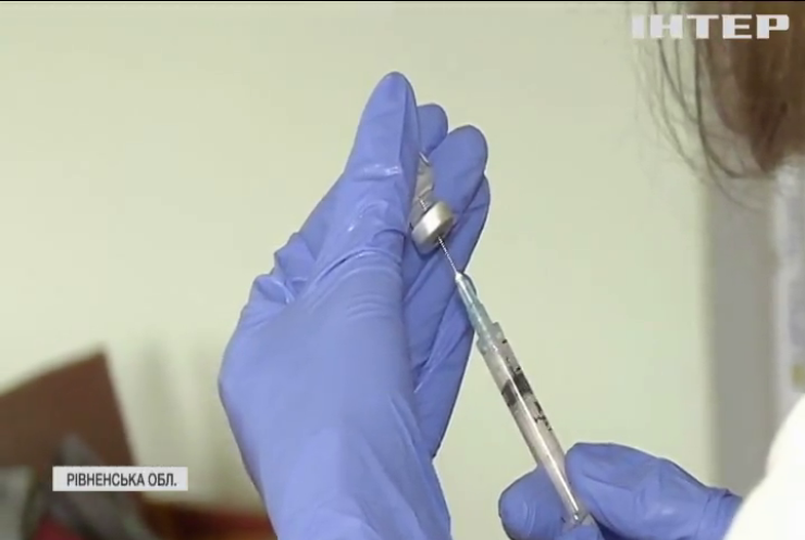 На Рівненщині жінка з'ясовує, яку вакцину їй вкололи