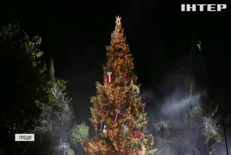 Афіни прикрасила 19-метрова різдвяна ялинка 