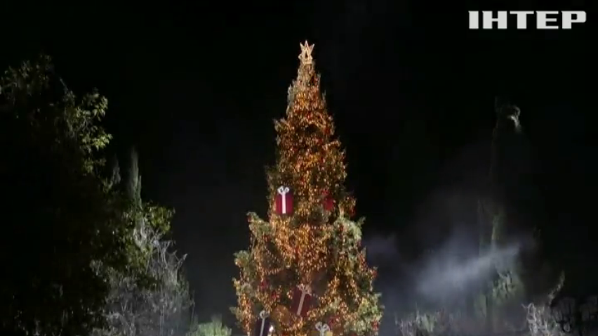 Афіни прикрасила 19-метрова різдвяна ялинка 