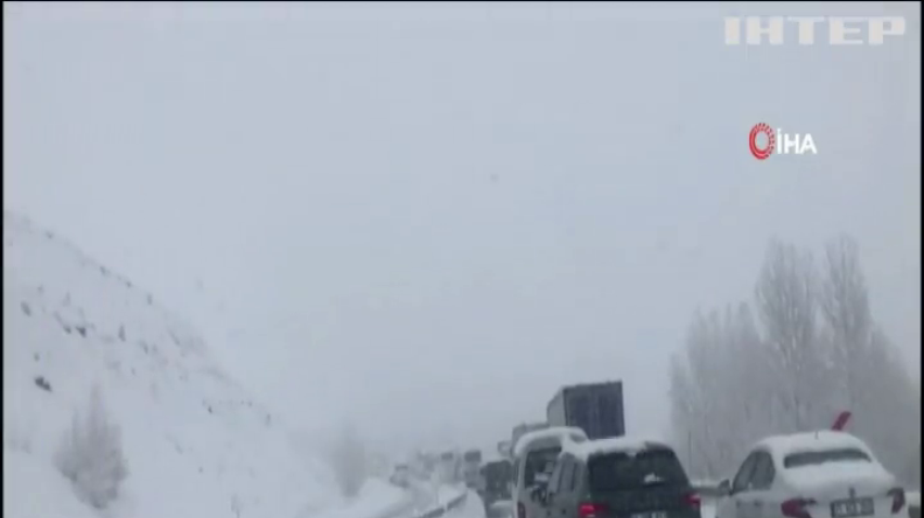 Машини визволяють зі снігу за допомогою спецтехніки у Туреччині